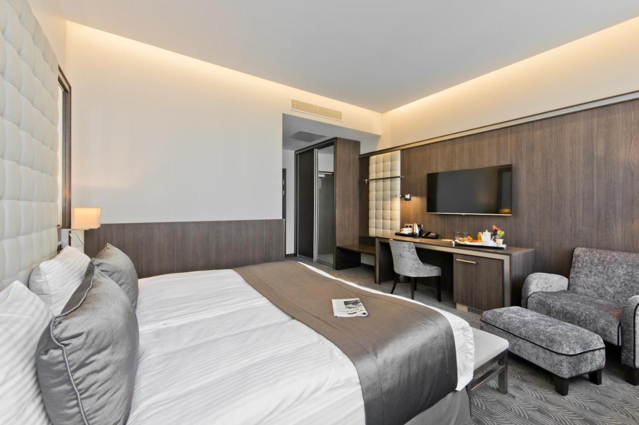 Congress Avenue 4*