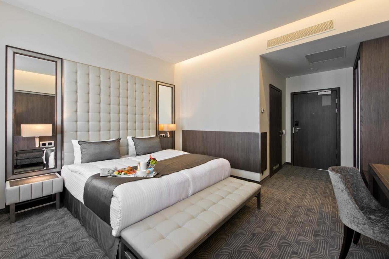 Congress Avenue 4*