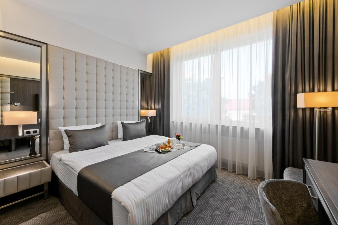 Congress Avenue 4*
