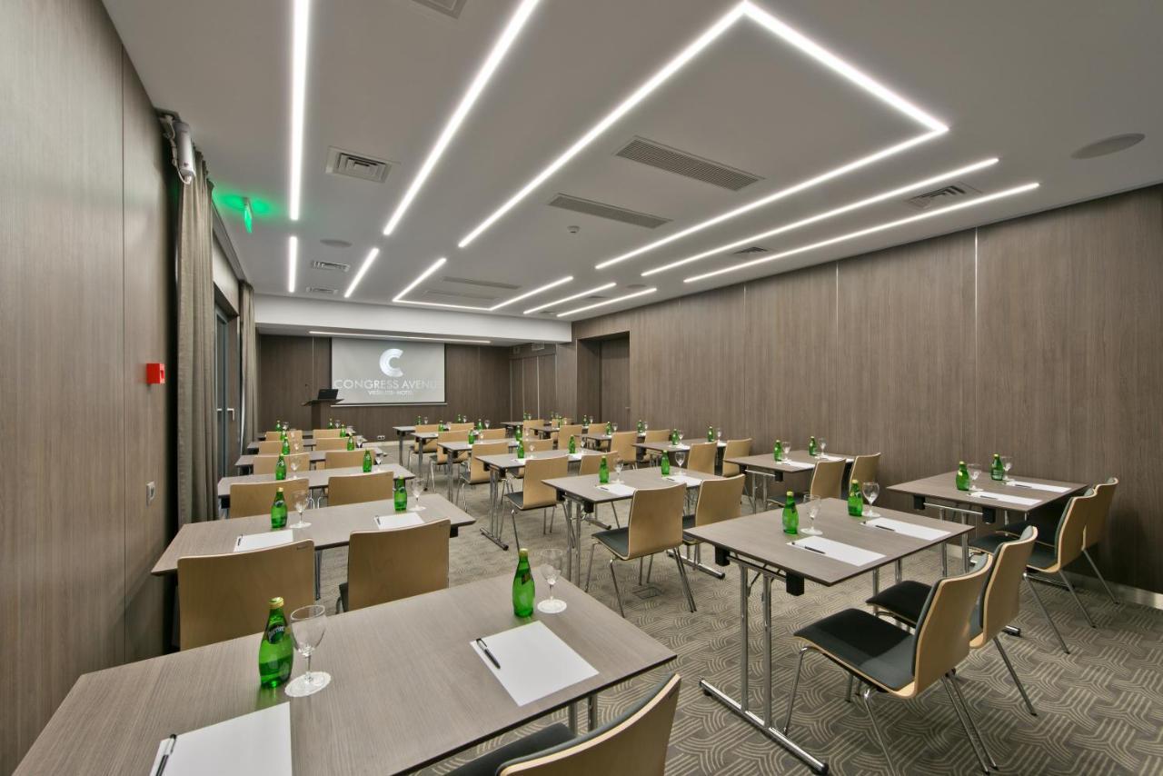 Congress Avenue 4*